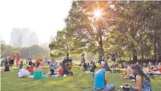  ??  ?? ► Personas disfrutan en el Central Park, de N. York.