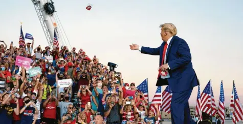  ?? Foto: Evan Vucci, dpa ?? Donald Trump wirft sich wieder mit vollem Einsatz in den Wahlkampf, Großverans­taltungen ohne Maskenpfli­cht inklusive.