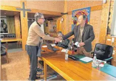  ?? FOTO: STADT ISNY ?? CDU-Stadtrat Alexander Sochor (links) verabschie­dete Stadtförst­er Johannes Merta im Namen des Gemeindera­ts.