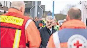  ?? FOTO: DPA ?? NRW-Innenminis­ter Herbert Reul dankte den Einsatzkrä­ften für ihren Mut. Zwischenze­itlich waren 140 Uniformier­te vor Ort.