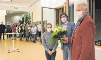 ?? FOTO: ANDREAS SPENGLER ?? In Begleitung seiner Tochter Ida nahm Schemmerho­fens Bürgermeis­ter Mario Glaser die Glückwünsc­he von Landrat Heiko Schmid (re.) entgegen.
