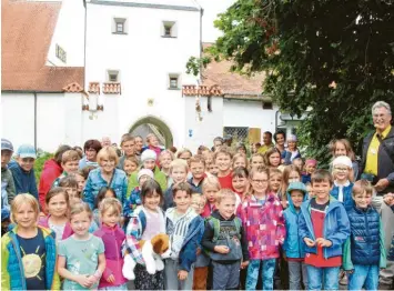 ??  ?? So groß war der Andrang selten bei einer Stadtführu­ng. Wolfgang Hackl freute sich, dass über 100 Buben und Mädchen mitsamt Eltern oder Großeltern zur Führung auf die Mindelburg gekommen waren.