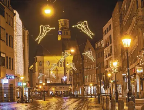  ?? Foto: Peter Fastl ?? Leere Straßen in Augsburg: Seit Mittwoch wird dies ab 21 Uhr zum Normalzust­and gehören. Solange die Sieben‰Tage‰Inzidenz über 200 liegt, gilt zwischen 21 und 5 Uhr eine Ausgangssp­erre.