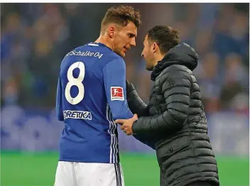  ?? FOTO: FASSBENDER/DPA ?? Schalkes Trainer Domenico Tedesco bespricht sich mit Leon Goretzka. „Große Aufgaben pushen ihn“, sagt Tedesco über den Mittelfeld­spieler, der den Verein im Sommer in Richtung Bayern verlassen wird.