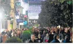  ??  ?? Una calle comercial del centro tras la inauguraci­ón del alumbrado.