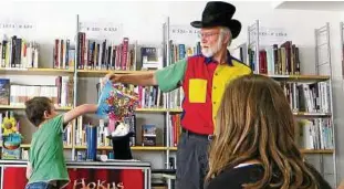  ?? Foto: Bibliothek ?? Magier Mola will Kinder verzaubern.
