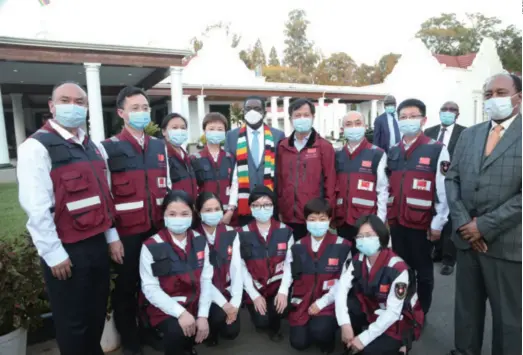  ??  ?? Zimbabwean President Emmerson Mnangagwa (center, rear) poses for a group photo with Chinese medical experts in Harare, Zimbabwe, on May 12