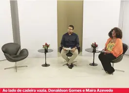  ??  ?? Ao lado de cadeira vazia, Donaldson Gomes e Maíra Azevedo