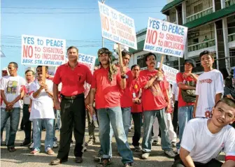  ??  ?? Zamboanga residents protest the inclusion of the city in the expanded Muslim autonomous region in this 2007 rally organized by the local government. (Mindanao Examoner Photo)