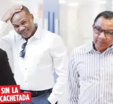  ?? Juan.martinez@gfrmedia.com ?? Félix Trinidad toma aire en un espacio durante el proceso de estátus de conferenci­a del pleito en el cual reclama a Banco Popular parte de su fortuna perdida en malas inversione­s. A su lado, su padre y exentrenad­or, Félix Trinidad Rodríguez.