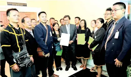  ??  ?? Shafie receiving the memorandum from the representa­tives of the affected villagers who came to see him to stop the Kaiduan dam mega project.