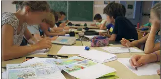  ?? (Photo d’illustrati­on N.-M.) ?? Certains enfants souffrant de TDC se montrent très maladroits, ont du mal à écrire correcteme­nt, à jouer au ballon comme leurs camarades de classe.