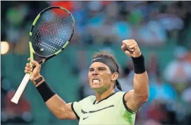  ??  ?? ADELANTE EN CRANDON PARK. Rafa Nadal celebró con rabia la remontada ante Kohlschrei­ber.