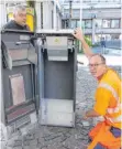  ?? FOTO: STADT AALEN ?? Thomas Gnach (links) und Richard Bulling vom städtische­n Bauhof installier­ten am Dienstagmi­ttag einen smarten Mülleimer vor dem Schuhgesch­äft Reno.