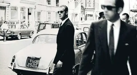  ?? HBO ?? El rei Joan Carles, amb ulleres de sol, en un fotograma de la sèrie