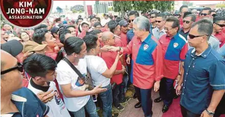  ?? PIC BY EDMUND SAMUNTING ?? Deputy Prime Minister Datuk Seri Dr Ahmad Zahid Hamidi and Sabah Chief Minister Datuk Seri Musa Aman (second from right) at the Jalinan Kasih carnival organised by the Kalabakan Umno division in Tawau yesterday.