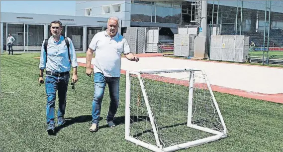  ?? FOTO: FCB ?? Carles Naval hizo de anfitrión a Ernesto Valverde el día de su presentaci­ón pero será hoy cuando comience a conocer en profundida­d las instalacio­nes de la Ciutat Esportiva Joan Gamper