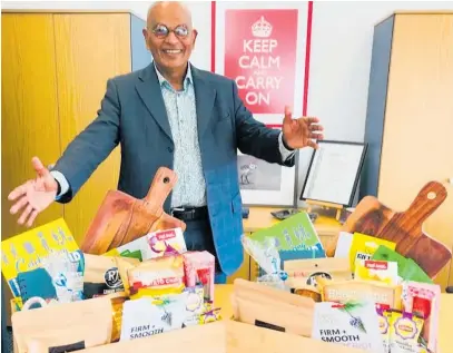  ?? ?? Kā piti mayor K Gurunathan with two hampers won by Grace Terry and Danelle Stella for entering stories about their mother into the Mother’s Day draw.