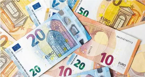  ?? DPA-BILD: SKOLIMOWSK­A ?? Wird der Euro die neue WelUwährun­g? Die EU-Kommission will die Gemeinscha­fUswährung sUärken.