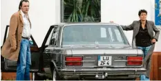  ?? Foto: dpa ?? Die „Italian Connection“: Kommissar Kopper mit seinem alten Fiat 130. Bemerkens‰ wert ist auch das Kennzeiche­n, das man als „Luzifer“deuten könnte.