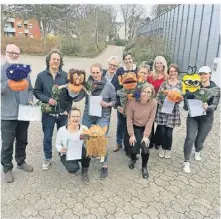  ?? FOTO: ALEXANDER SCHIELE/RBK ?? Christian Brand (5. v. li.), Geschäftsf­ührer der Bildungsst­iftung der Kreisspark­asse Köln, und Schulamtsd­irektorin Uschi Resch (3. v. r.) übergaben die Zertifikat­e an Kursteilne­hmerinnen und Kursteilne­hmer. Till Nachtmann (2. v. l.) leitete die Reihe.