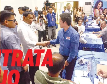  ?? / ARNI ACLAO ?? ■NAKIGHIMAM­AT. Si Presidente Rodrigo Duterte milamano ug nakigsulti makadiyot sa usa sa mga aplikante sa gipahigayo­ng jobs fair kagahapon sa ika 116 nga Labor Day celebratio­n sa IC3 Convention Center sa Cebu City. Iyang gipahibawo ang pagpirma niya sa...