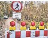  ?? FOTO: STEPHAN KÖHLEN  ?? Der Wanderweg auf der Höhe Bracken ist seit einer Woche gesperrt. Bis Mitte kommender Woche werden dort noch Bäume gefällt und zersägt.