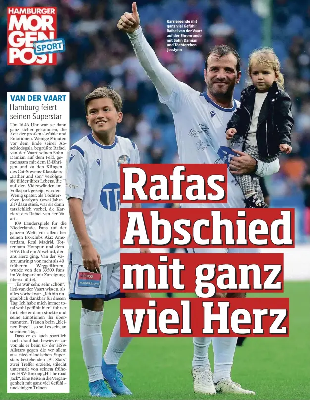  ??  ?? Karriereen­de mit ganz viel Gefühl: Rafael van der Vaart auf der Ehrenrunde mit Sohn Damian und Töchterche­n Jesslynn