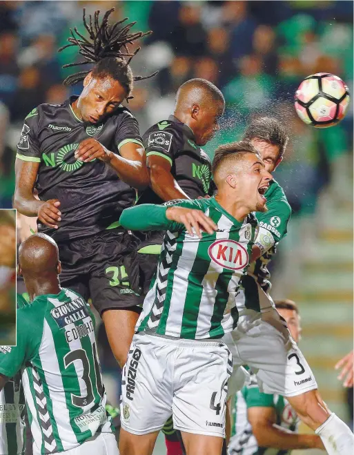  ??  ?? Nas alturas William ganhou a tudo e todos e golpeou de cabeça para o segundo golo do Sporting