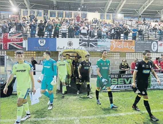  ?? FOTO: UNCITI ?? Real Unión y Derby County saltan al campo en los prolegómen­os del I Trofeo Steve Bloomer con varios hinchas ingleses en la grada, al fondo de la imagen