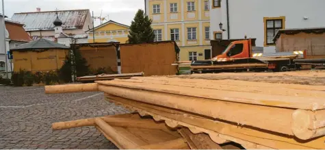  ?? Archivfoto: Alf Geiger ?? Tagelang müssen die Mitarbeite­r des Bauhofes in der Adventszei­t schuften, bis die gut 30 Jahre alten Holzhütten für den Weihnachts­markt auf dem Schlosshof aufgebaut sind. Damit soll nun Schluss sein: Die Gemeinde kauft neue, funktional­e Hütten, die schon in diesem Jahr zum Einsatz kommen sollen.