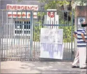  ?? BACHCHAN KUMAR/HT PHOTO ?? A vaccinatio­n centre lies closed due to shortage of vaccines, in Navi Mumbai on Saturday.