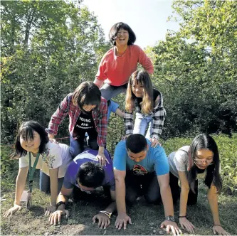  ?? CLIFFORD SKARSTEDT/ EXAMINER ?? Students take part in an obstacle course on the Lady Eaton Drumlin as 225 students from more than 75 nations participat­ed in Trent University’s Internatio­nal Orientatio­n organized by The Land Canadian Adventures on Wednesday. See more photograph­s from...