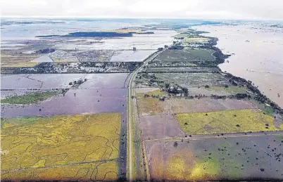  ??  ?? Inundacion­es. Las que afectaron este año a la zona núcleo son solo una muestra del fenómeno que debe ser enfrentado.