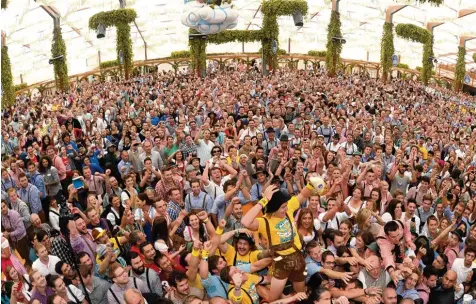  ?? Foto: Felix Hörhager, dpa ?? Tausende Menschen passen in die Bierzelte auf dem Oktoberfes­t. Die Stadt München geht von 4,8 Millionen Zeltgästen aus, von denen jeder 42 Euro ausgibt. Daraus ergibt sich für die Wirte ein Brutto Umsatz von etwa 201 Millionen Euro. Netto liegen die...