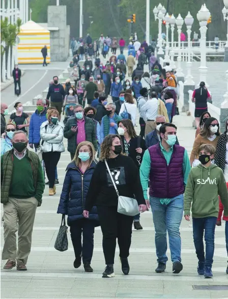  ??  ?? Decenas de personas caminan por el Paseo Marítimo de Gijón