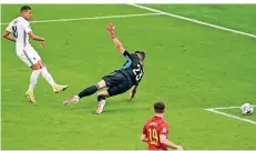  ?? FOTO: AP ?? Frankreich­s Kylian Mbappé (l.) schießt das 2:1 gegen Spanien.