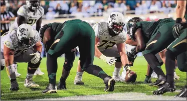  ?? CHRIS POULSEN/UNIVERSITY OF OREGON ?? Matt Hegarty (72) prepares to snap the football In September against eventual playoff semifinali­st Michigan State. The Aztec High alumnus has rebounded from heart surgery at age 20 to have a productive college career.