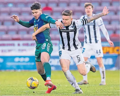  ??  ?? PARS AIM: Captain Euan Murray, pictured up against Ayr’s Dario Zanatta, is putting points before performanc­es.