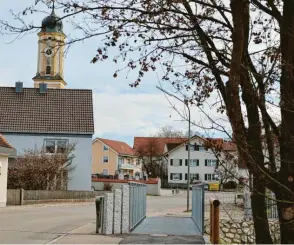  ?? ?? Zu den Errungensc­haften des vergangene­n Jahres gehört die Fußgängerb­rücke am Dorfplatz über die Ecknach.