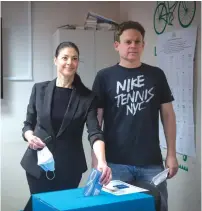  ?? (Miriam Alster/Flash90) ?? LABOR PARTY Chairwoman Merav Michaeli, with partner Lior Schleien, votes in Tel Aviv yesterday.