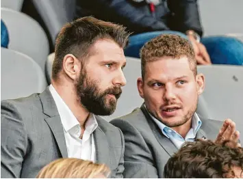  ?? Foto: Siegfried Kerpf ?? Spielanaly­se auf der Tribüne: Henry Haase (links) und Steffen Tölzer saßen bei den Panther-spielen zuletzt einträchti­g nebeneinan­der. Gegen Krefeld darf der Neuzugang aus Düsseldorf wieder aufs Eis.