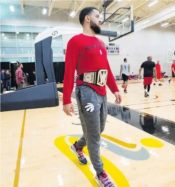  ?? JONATHAN HAYWARD/THE CANADIAN PRESS ?? Toronto Raptors point guard Fred VanVleet sports a motivation­al “championsh­ip belt” during a team practice in Burnaby on Wednesday.