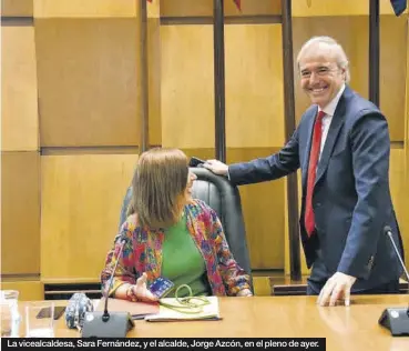  ?? ÁNGEL DE CASTRO ?? La vicealcald­esa, Sara Fernández, y el alcalde, Jorge Azcón, en el pleno de ayer.