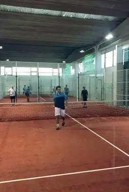  ??  ?? Attrezzi Sotto a sinistra, una racchetta da paddle tennis; a destra, l’impugnatur­a. Sopra, il PalaKendro di Triggiano, la struttura più attrezzata con due campi da paddle al chiuso e due all’aperto. A Bari Di Cagno Abbrescia e Nylaja ne hanno due...