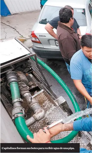  ??  ?? Capitalino­s forman sus botes para recibir agua de una pipa.