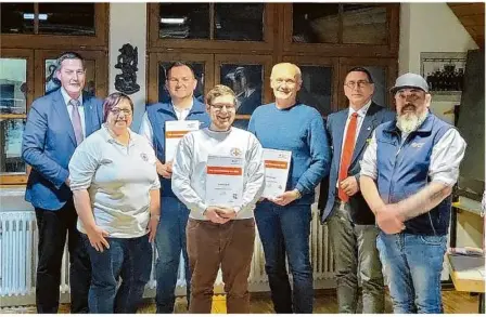  ?? Foto: Markus Graf ?? Ehrungen beim Hürbener DRK: (von links) OB Dieter Henle, Sandra Graf, Florian Baier, Lukas Graf, Ralf Schauz, Kurt Ganzenmill­er und Ernst Renner.