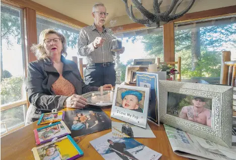  ?? PHOTOS: ARLEN REDEKOP/PNG ?? Christine Norris and her husband Dave light candles for their son Ryan at their Lions Bay home on Saturday. Ryan Norris was found dead in an east Vancouver apartment on Dec. 22 of a suspected fentanyl overdose. Christine says she wants the province to...