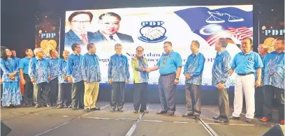  ??  ?? SIMBOLIK: Uggah mewakili Ketua Menteri berjabat tangan dengan Tiong pada majlis berkenaan.