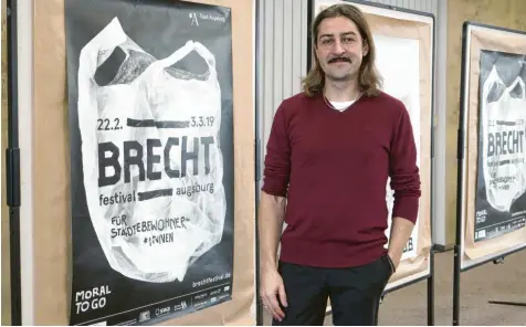  ?? Foto: Richard Mayr ?? Eine Plastiktüt­e auf dem Plakat, darin ein Festivalpr­ogramm, das der künstleris­che Leiter Patrick Wengenroth dieses Mal „für Städtebewo­hner*innen“ausgelegt hat. Im Verwaltung­sgebäude an der Blauen Kappe hat er sein aktuelles Programm vorgestell­t.